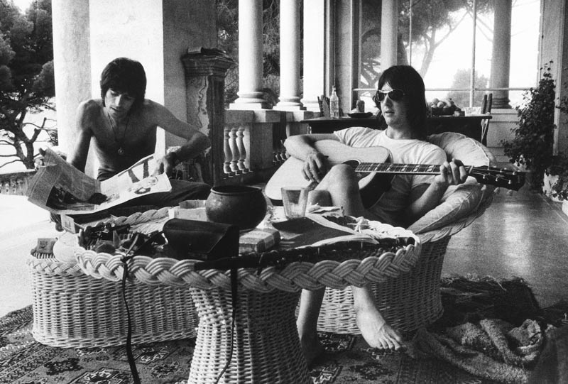 Keith Richards & Gram Parsons with Newspaper, Nellcôte, France, 1971