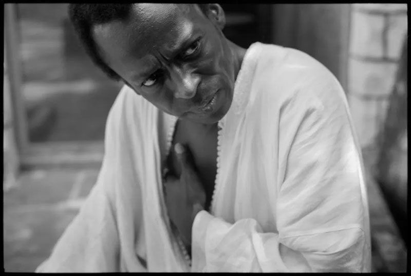 Miles Davis Outside his Home in White Kaftan, Upper West Side, NYC, 1970 (II)