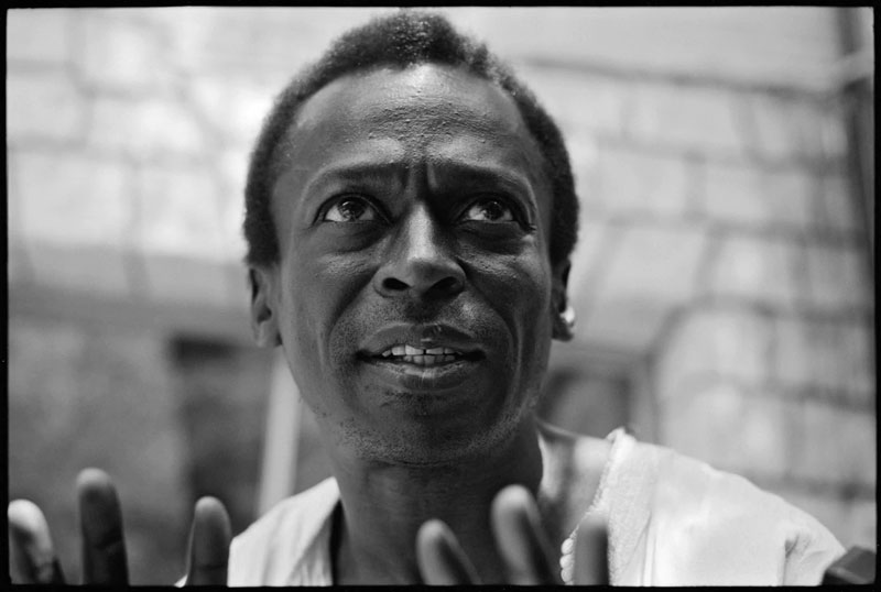 Miles Davis Outside his Home in White Kaftan, Upper West Side, NYC, 1970 (III)